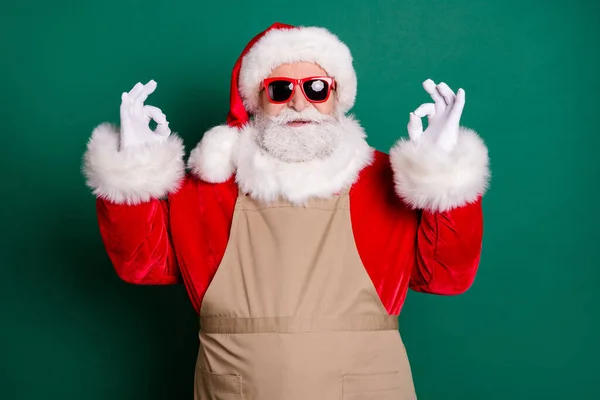 Porträtt av hans han trevlig snygg skäggig glad överviktig fett Santa servitör arbetare visar ok-tecken bra jobb bär förkläde råd annons lösning isolerad grön färg bakgrund — Stockfoto