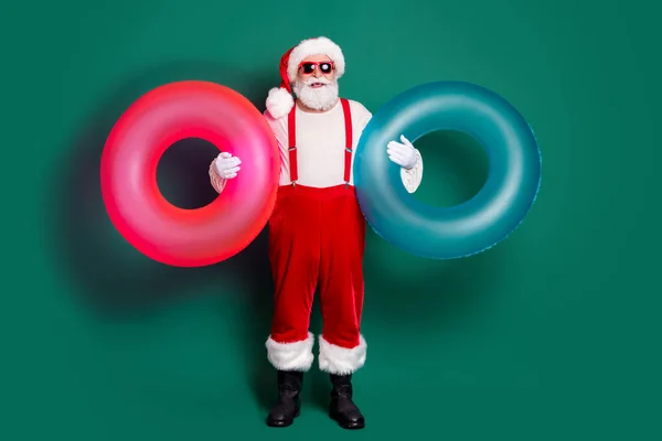 Uzun boylu, yakışıklı, neşeli, neşeli, şişman Noel Baba 'nın el ele tutuşmuş halkası havuz başı partisi zamanı dinlenme izole edilmiş yeşil arka planı. — Stok fotoğraf