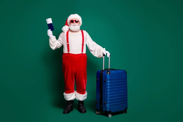 손에 들고 있는 그의 잘생긴 수염과 밝고 발랄 한 산타 할아버지의 전체 몸길이 사진 비행기 출발 사업을 문서화 — 스톡 사진