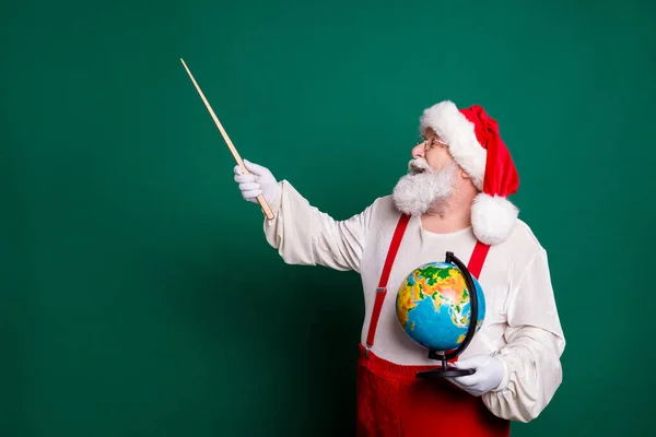 Retrato de su buen guapo alegre bien informado inteligente grasa barbuda Santa profesor profesional sosteniendo en las manos globo mostrando copia espacio ciencia lección aislado color verde fondo —  Fotos de Stock