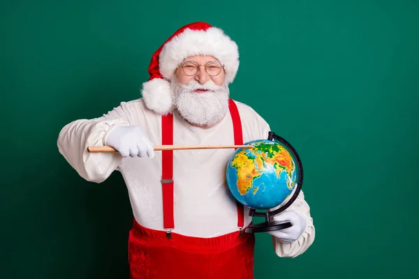 Retrato de su buen guapo alegre inteligente barbudo gordo Santa profesor sosteniendo en las manos globo apuntando país continente ecología lección mapa planeta ciencia aislado color verde fondo —  Fotos de Stock