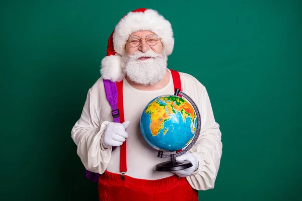 Ritratto del suo bel bello allegro barbuto grasso Santa nerd studente tenendo in mano globo paese continente ecologia sistema conoscenza isolato su sfondo di colore verde — Foto Stock