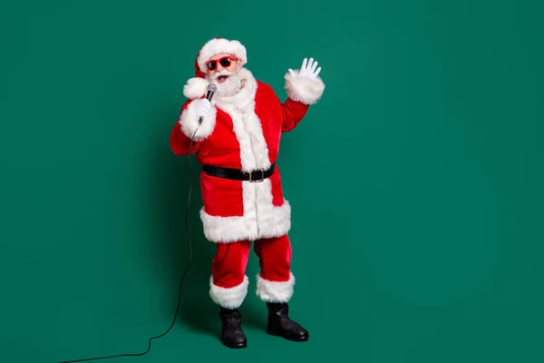 Pleine longueur taille du corps vue de son il agréable attrayant beau joyeux Père Noël soliste joyeux chantant single pop hit son en direct ayant plaisir célébration isolé sur fond de couleur verte — Photo