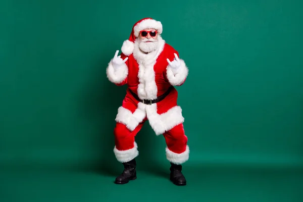 Pleine longueur la taille du corps vue de son il agréable beau beau barbu joyeux père Noël cool ayant du plaisir à danser montrant double corne symbole isolé sur fond de couleur verte — Photo