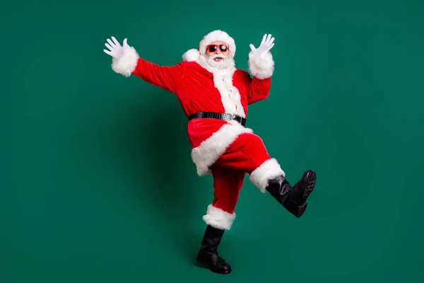 Взгляд в полный рост на его симпатичного красивого веселого веселого Санта-Клауса, весело танцующего отдыхающего развлекательного праздника, изолированного на зеленом фоне — стоковое фото
