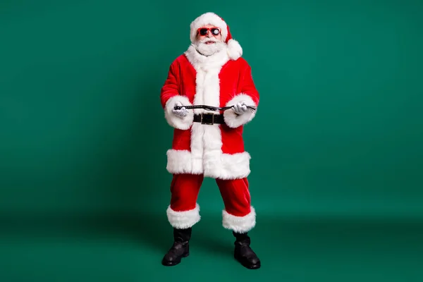 Plná délka tělo velikost pohled na jeho on pěkný atraktivní veselý veselý vousatý Santa držení v ruce bič hrát hru erotické sen fantazie izolované přes zelené barvy pozadí — Stock fotografie