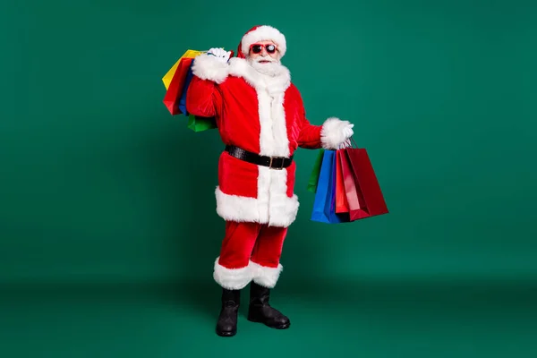 Pleine longueur corps taille vue de son il il belle graisse en surpoids gai Père Noël père pôle Nord portant livraison cadeaux surprise ordre offre isolé sur fond de couleur verte — Photo