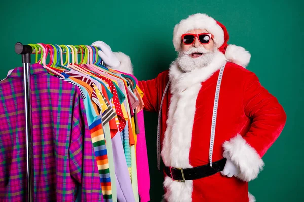 Portrét jeho pěkný tuk legrační tuk veselý Santa St Nicholas nakupující kupec prodej sezóna oblečení zásuvky měření velikosti nabídka výhodné péče o zákazníka izolované přes zelenou barvu pozadí — Stock fotografie