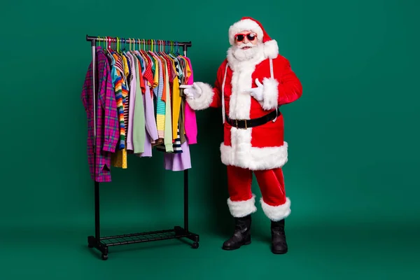 Emekli zengin beyaz dedemin tam boy fotoğrafı. En iyi mağazayı tavsiye eden beyaz sakal. Kırmızı Noel Baba kostüm giyin. — Stok fotoğraf