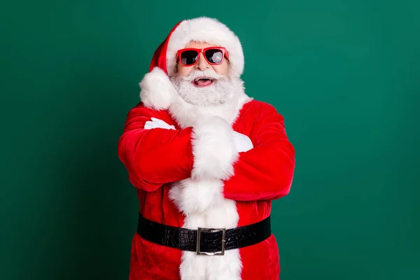 Emekli dedemin fotoğrafı. Gri sakal çapraz kollar. Kendine gülen çocuklar kırmızı Noel Baba kostümü giyer. — Stok fotoğraf