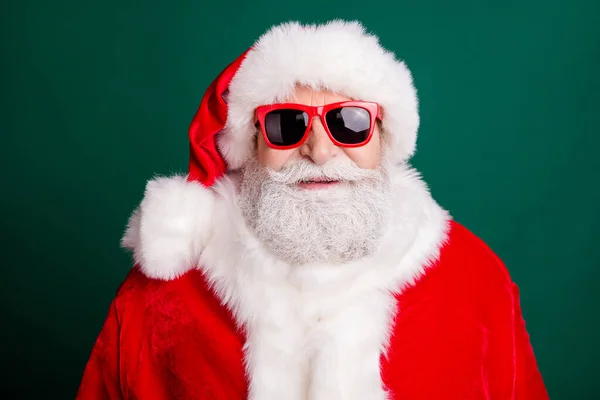 Ho-ho-ho. Close-up portret foto van gepensioneerde oude man witte baard glimlachen brengen nieuwjaar sfeer presenteert dragen rode santa kostuum zonneglas hoofddeksel geïsoleerde groene kleur achtergrond — Stockfoto