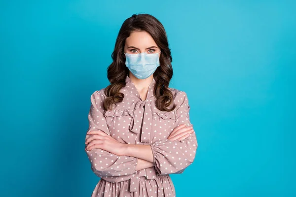 Πορτρέτο έξυπνο έξυπνο κορίτσι διευθυντής σταυρό χέρια έτοιμος να αποφασίσει επιλέξετε covid καραντίνα απομακρυσμένη επιλογή απόφαση εργασίας φορούν διάστικτη πουκάμισο ιατρική μάσκα απομονωμένο μπλε χρώμα φόντο — Φωτογραφία Αρχείου