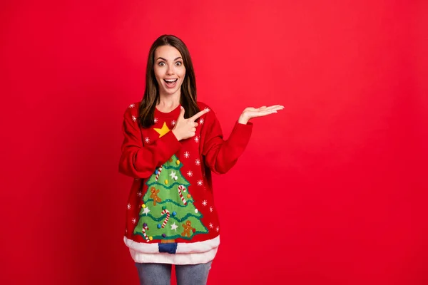 Portrait of her she nice-looking attractive cheerful cheery amazed stunned girl showing holding on palm copy space offer gift present isolated bright vivid shine vibrant red color background — Stock Photo, Image