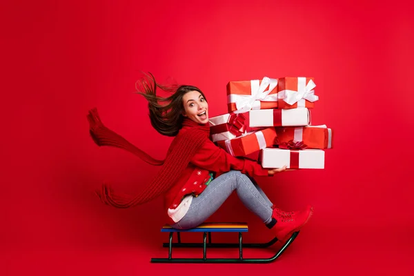 全长体形侧视图迷人的快乐女孩精灵圣诞老人助手骑雪橇送礼品盒便宜货孤立明亮鲜亮的红色底色 — 图库照片