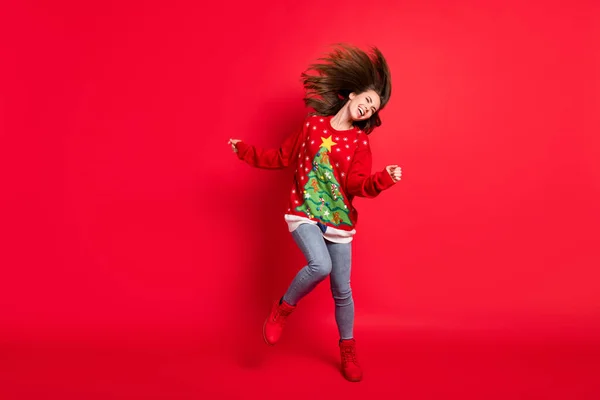 Повнометражний вигляд на її тіло вона приваблива екстатична весела весела дівчина в повсякденних джинсах, веселячись танцюючим захоплюючим фестивалем, ізольованим яскравим блиском яскраво-червоного кольору фону — стокове фото