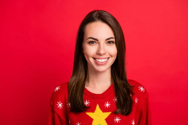 크리스마스 선물로 따뜻 한 스웨터를 입고 있는 예쁜 예쁜 귀엽고 명랑 한 소녀의 사진을 클로즈업 한 밝고 선명 한 붉은 배경이 따로 있다 — 스톡 사진