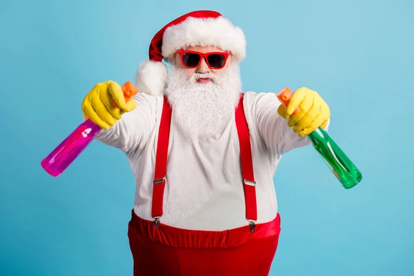 Portret jego miły atrakcyjny dziecięcy komiczny humorystyczny nadwaga Santa sprzątanie za pomocą domowych środków chemicznych, takich jak broń odizolowanych jasny żywy połysk żywy niebieski kolor tła — Zdjęcie stockowe