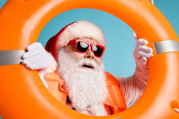 Close-up portret jego on miły wesoły zadowolony marzycielski biały włosy Santa pływak patrząc przez pomarańczowy ring resort reszta egzotyczne zwiedzanie odizolowane jasny żywy połysk żywy niebieski kolor tło — Zdjęcie stockowe