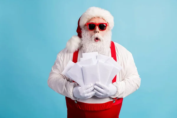 Portret van zijn hij mooie aantrekkelijke verbaasd dikke wit-harige Santa holding in de hand stapel stapel post cadeau verlanglijstje geïsoleerde helder levendig glans levendige blauwe kleur achtergrond — Stockfoto