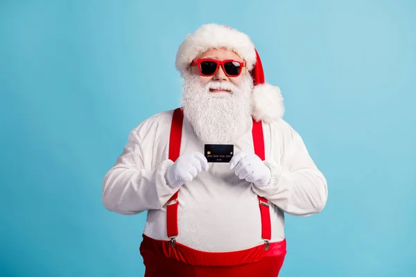 Portret van zijn hij mooie aantrekkelijke vrolijke witte haren Kerstman in handen met behulp van credit card order shopping service geld terug geïsoleerde heldere levendige glans levendige blauwe kleur achtergrond — Stockfoto