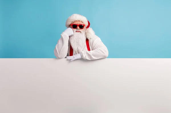 Retrato de su agradable atractivo aburrido triste de pelo blanco Santa presentación de consejos de la placa de espacio de copia buscar solución de promoción aislado sobre brillante brillo vivo vibrante fondo de color azul — Foto de Stock