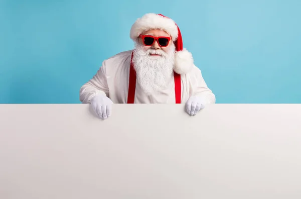 Portret jego on ładny atrakcyjny funky wesoły pewny siebie biały włosy Santa gospodarstwa w rękach demonstrujących ksero miejsca reklama odizolowany nad jasny żywy blask niebieski kolor tła — Zdjęcie stockowe
