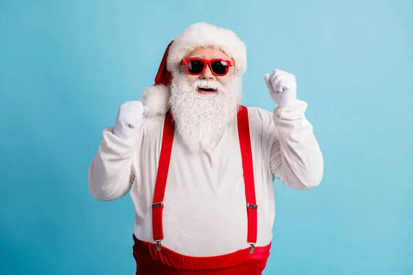 Porträtt av hans han trevlig attraktiv funky glad lycklig glad glad vithårig Santa glädje ha kul lycka nyår festival isolerad över ljusa levande glans levande blå färg bakgrund — Stockfoto