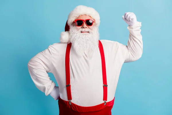 Porträtt av hans han trevlig attraktiv glad innehåll fett överviktig vithårig Santa visar muskler isolerade över ljusa levande glans pulserande blå färg bakgrund — Stockfoto