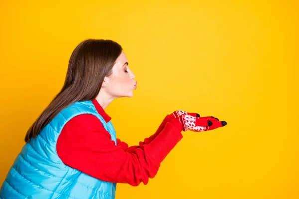 Profil stronie zdjęcie piękny uroczy marzycielski dziewczyna trzymać za rękę wysłać pocałunek powietrza jej chłopak chce daty nosić sezon sweter odizolowany na jasny połysk kolor tło — Zdjęcie stockowe