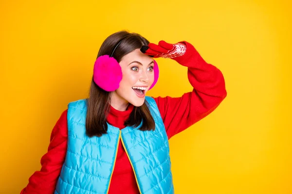 Perfil da foto lateral da menina espantada olhar mão cara copyspace ver incrível preto sexta-feira pechinchas anúncios desgaste estilo elegante camisola rosa isolado sobre brilhante brilho cor fundo — Fotografia de Stock