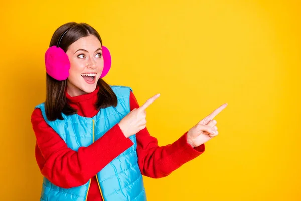 Foto pozitivní vzrušený dívka promotér vypadat neuvěřitelné reklamy promo prodeje těšit bod ukazováček doporučit vybrat oblečení růžová modrá svetr izolované jasné záře barvy pozadí — Stock fotografie