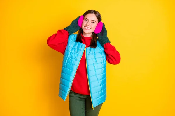 魅力的な女の子のタッチの手の写真耳のマフは明るい色の背景に隔離された冬の休日の摩耗パンツをお楽しみください — ストック写真