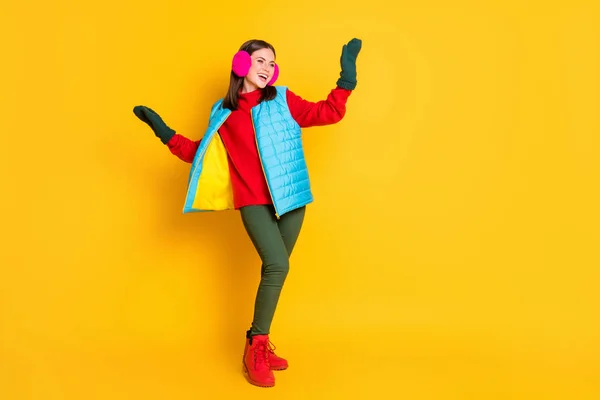Full length photo of positive chappy girl enjoy winter holiday weekend dance discotheque raise hands wear blue pink jumper — Φωτογραφία Αρχείου