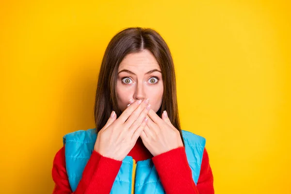 Unglaublich. Nahaufnahme Porträt von schockierten Mädchen sagen, ihre Freunde Geheimnis fühlen sich schuldig Nahaufnahme Hände Lippen tragen Saison Pullover isoliert über hellem Glanz Farbe Hintergrund — Stockfoto