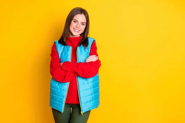 魅力的な女の子のクロス手の写真は、明るい色の背景に隔離された冬の季節の週末の摩耗秋の服を楽しむ — ストック写真
