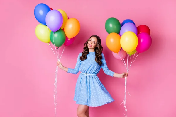 Retrato de ella ella atractiva impresionante alegre alegre alegre dama de pelo ondulado sosteniendo en la mano manojo de bolas de aire evento corporativo entrega entregar orden mensajero aislado rosa pastel color fondo — Foto de Stock