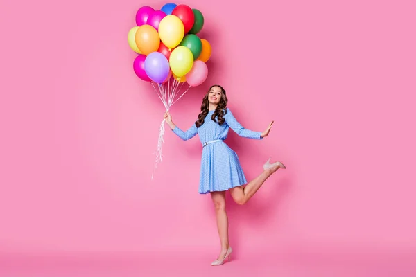 Longitud completa tamaño del cuerpo vista de ella ella agradable atractivo bastante alegre dama de pelo ondulado sosteniendo en la mano manojo de bolas de aire divertirse jubileo posando buen humor aislado rosa pastel color fondo — Foto de Stock