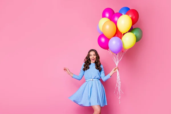 Retrato de ella ella bonita atractiva encantadora alegre chica funky alegre dama de pelo ondulado sosteniendo en la mano manojo de bolas de aire Tienda de venta de viernes negro aislado rosa pastel color fondo — Foto de Stock