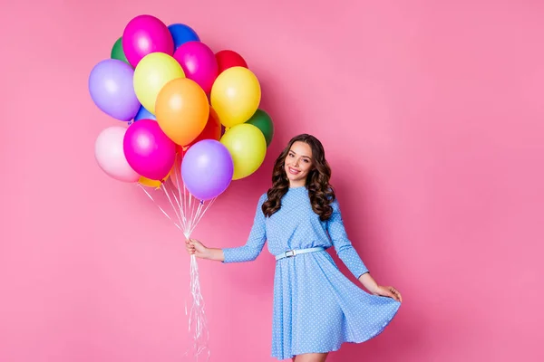 Retrato de ella ella atractiva atractiva guapa guapa femenina alegre ondulada dama de pelo ondulado sosteniendo en la mano manojo de bolas de aire posando tener divertido aislado rosa pastel color fondo —  Fotos de Stock