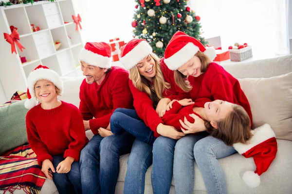 Família completa x-mas véspera noel férias. Pessoas mãe mamãe pai papai jogando sofá irmã se divertindo em casa com natal espírito advento decoração ornamento desgaste santa claus cap — Fotografia de Stock