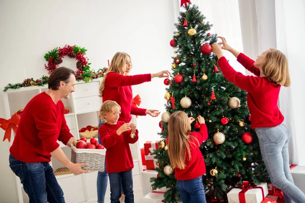 Foto der großen Familie fünf Menschen sammeln drei kleine Kinder schmücken Weihnachtsbaum Papa helfen, bringen Spielzeug Lichter tragen roten Pullover Jeans im heimischen Wohnzimmer viele Geschenk-Box Mistel drinnen — Stockfoto