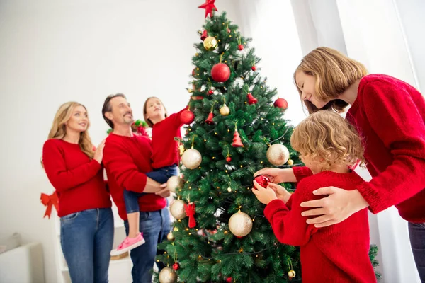 Foto van volledige grote familie vijf mensen verzamelen van drie kleine kinderen vader houden dochter jongen nemen bal versieren x-mas boom speelgoed kerstballen ster dragen rode trui jeans in huis woonkamer binnen — Stockfoto