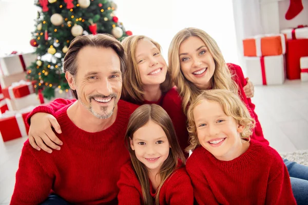 Zbliżenie zdjęcie pełnej dużej rodziny pięć osób zbierających trójkę małych dzieci przytulić błyszczący uśmiech siedzieć podłogi nosić czerwony sweter w salonie x-mas drzewo girlanda pudełka upominkowe wewnątrz — Zdjęcie stockowe