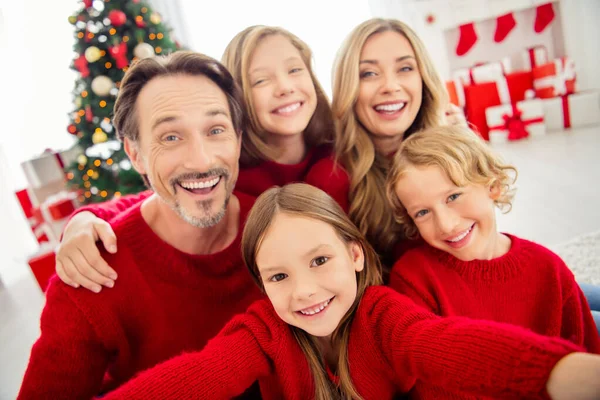 Closeup selfie foto van volle grote familie vijf mensen ontmoeten drie kleine kinderen omarmen tanden stralen glimlachen dragen rode trui in woonkamer x-mas boom slinger cadeau dozen binnen — Stockfoto