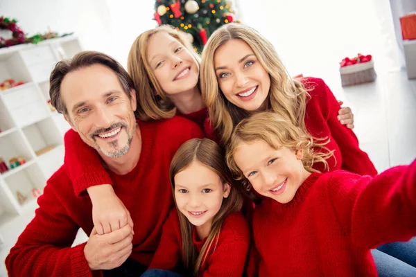 Close-up foto van volledige grote familie vijf mensen verzamelen drie kleine kinderen omarmen knuffelen hand in hand tand glimlach dragen rode trui in versierde woonkamer x-mas boom slinger binnen — Stockfoto