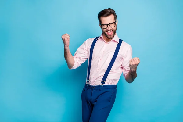 Foto de hombre de negocios guapo exitoso jefe joven trabajador levantar puños estado de ánimo emocionado ganar competencia corporativa desgaste especificaciones camisa tirantes pantalones aislados pastel azul color fondo —  Fotos de Stock