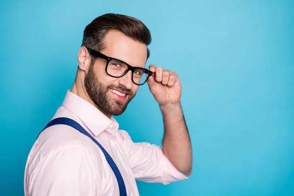 Gros plan profil photo de beau homme d'affaires succès jeune patron travailleur rayonnant sourire tenir la main sur la vision spécifications porter pantalons chemise rose isolé fond de couleur bleu pastel — Photo