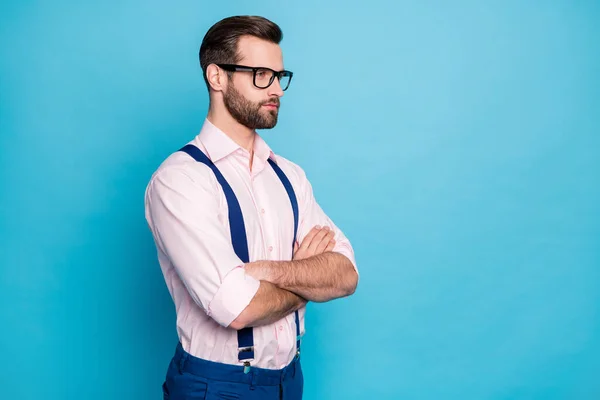 Perfil foto de bonito homem de negócios tendência roupas roupa cara visão especificações visão braços cruzados olhar lado vazio espaço desgaste camisa suspensórios calças isolado pastel azul cor fundo — Fotografia de Stock