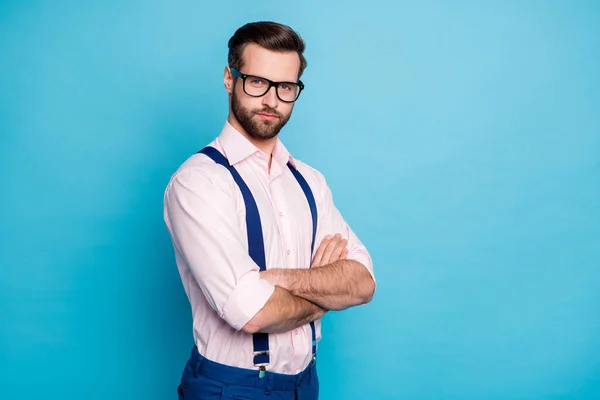 Foto de perfil de hombre de negocios guapo moda ropa chico sonrisa sin dientes vista especificaciones de la visión brazos cruzados desgaste camisa rosa tirantes pantalones aislados pastel color azul fondo — Foto de Stock