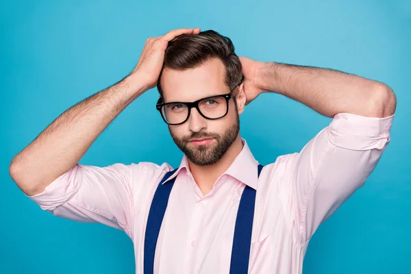 Closeup foto de bonito homem de negócios tendência roupas segurar braços cabeça verificando penteado puro após o estilo do salão de vestir especificações rosa camisa suspensórios isolado azul cor de fundo — Fotografia de Stock